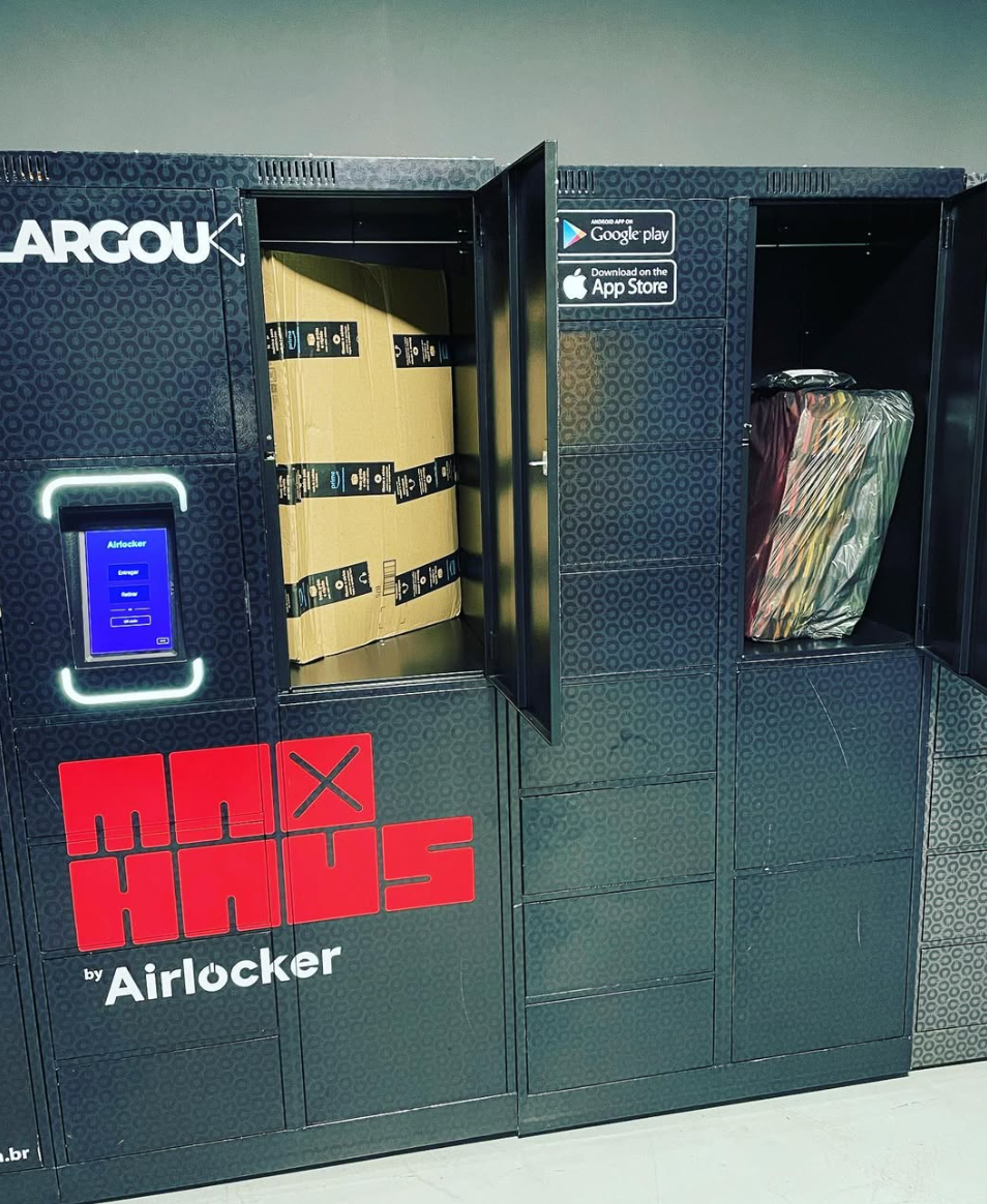 Armário Airlocker com compartimentos abertos e encomendas armazenadas