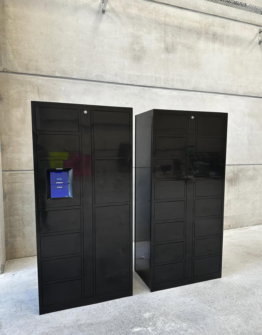 Dois armários inteligentes Airlocker com compartimentos de tamanhos variados